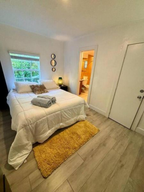 Quiet & Centrally located House - PRIVATE PARKING, LAUNDRY AND STORAGE FOR LUGGAGE